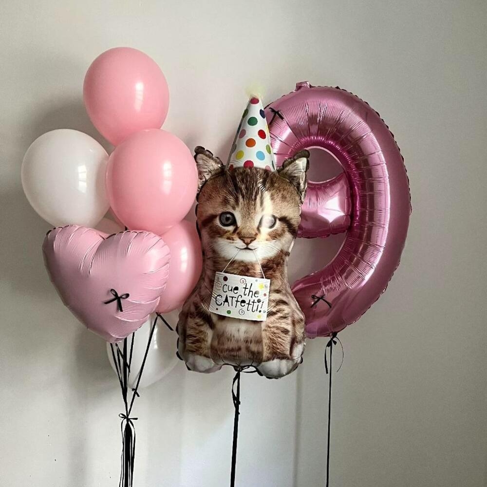 Композиция на 9 лет для девочки с розовой цифрой 9, фольгированным котёнком, сердцем и розово-белыми воздушными шарами