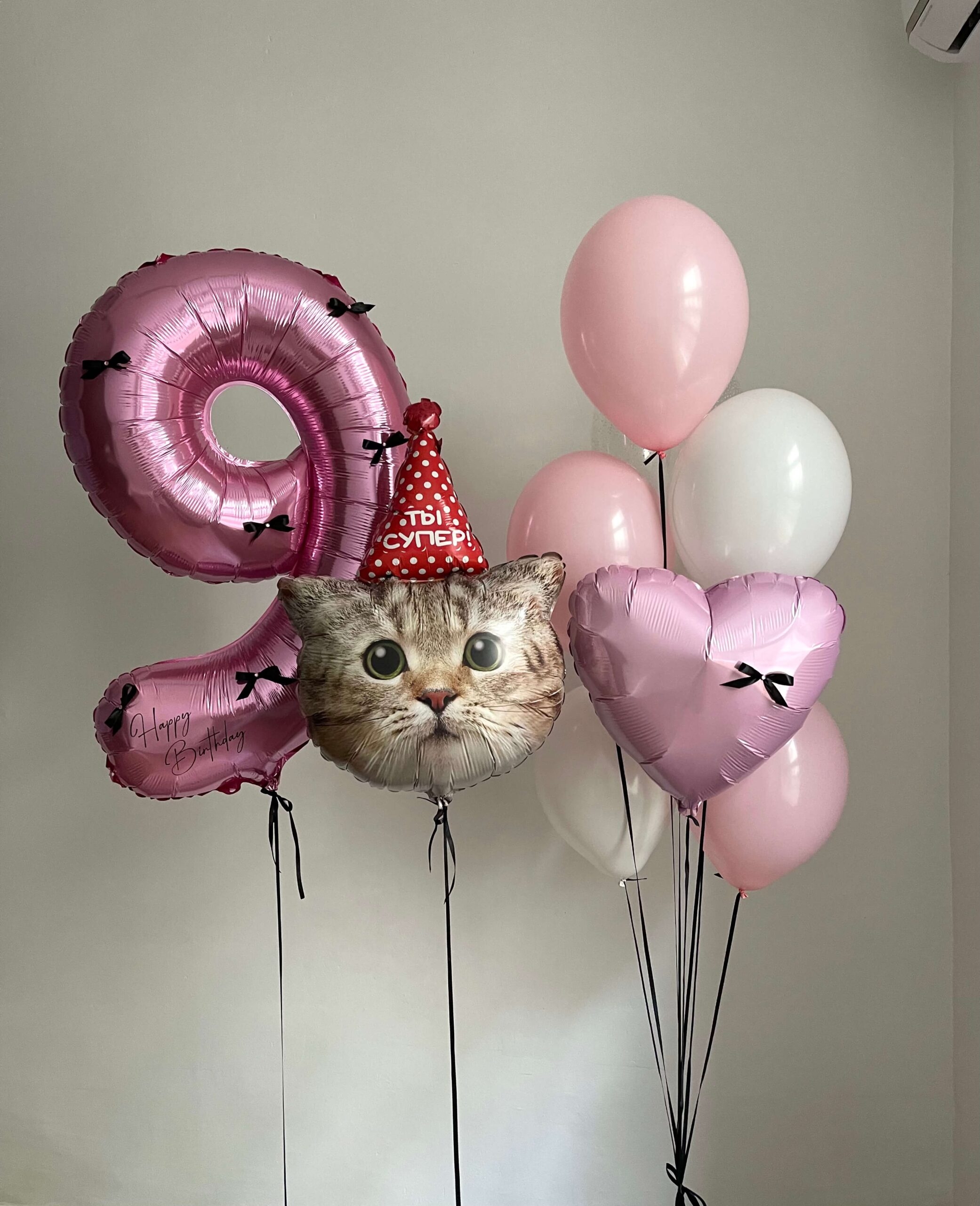 Композиция на 9 лет для девочки с большой розовой цифрой 9, фольгированным котиком, розовым сердцем и розово-белыми воздушными шарами