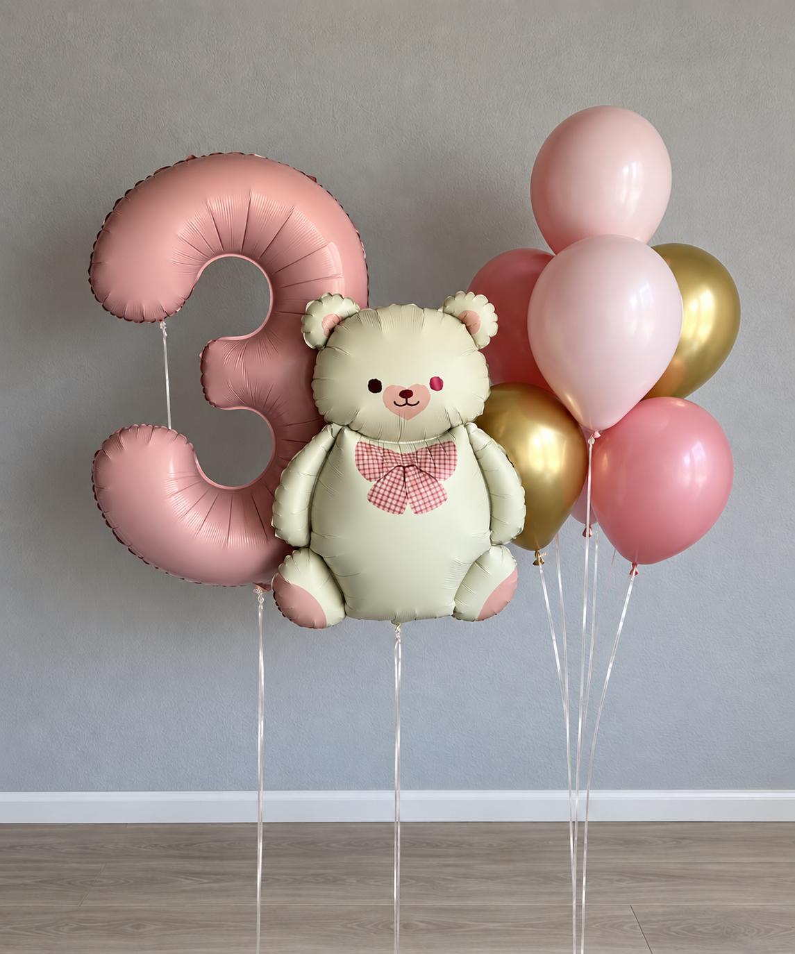 Композиция на 3 года для девочки с большой розовой цифрой 3, фольгированным мишкой и розово-золотыми воздушными шарами