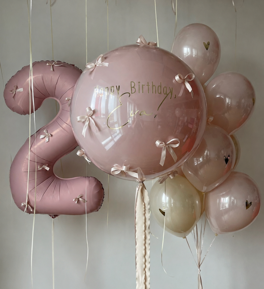 Композиция на 2 года для девочки с большой розовой цифрой 2, большим Bubble с поздравительной надписью и бантиками, розовыми и кремовыми воздушными шарами