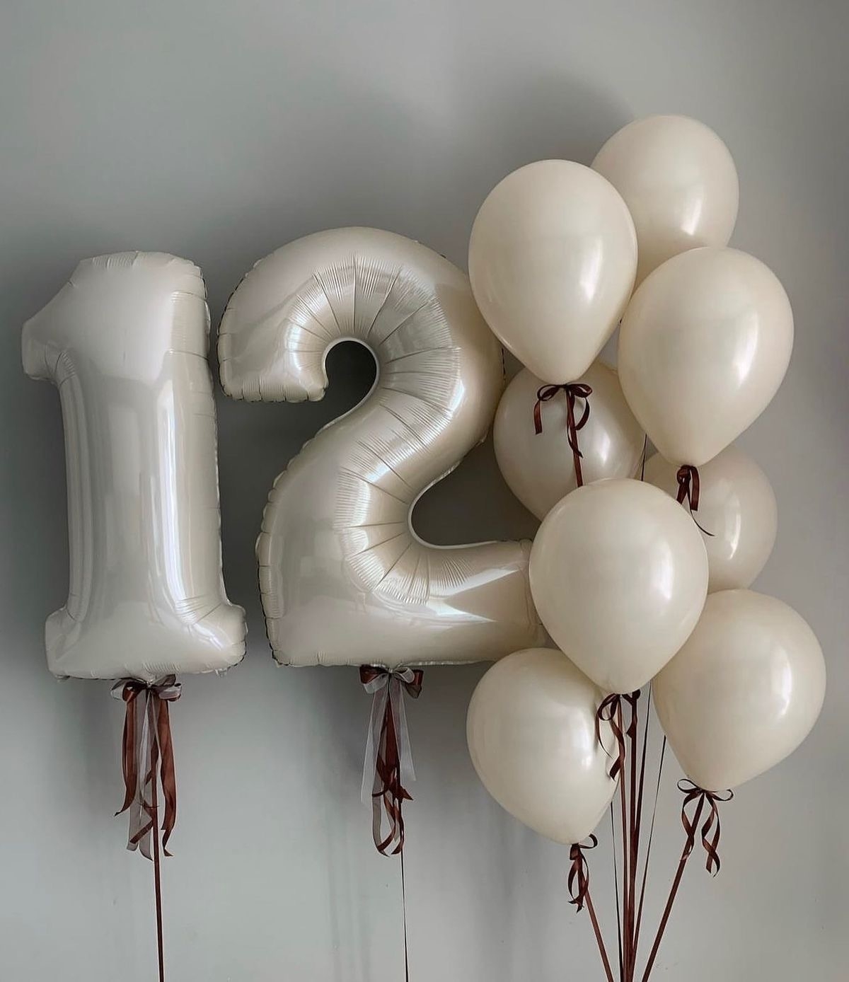 Композиция на 12 лет для девочки с большими цифрами 1 и 2 и кремовыми воздушными шарами