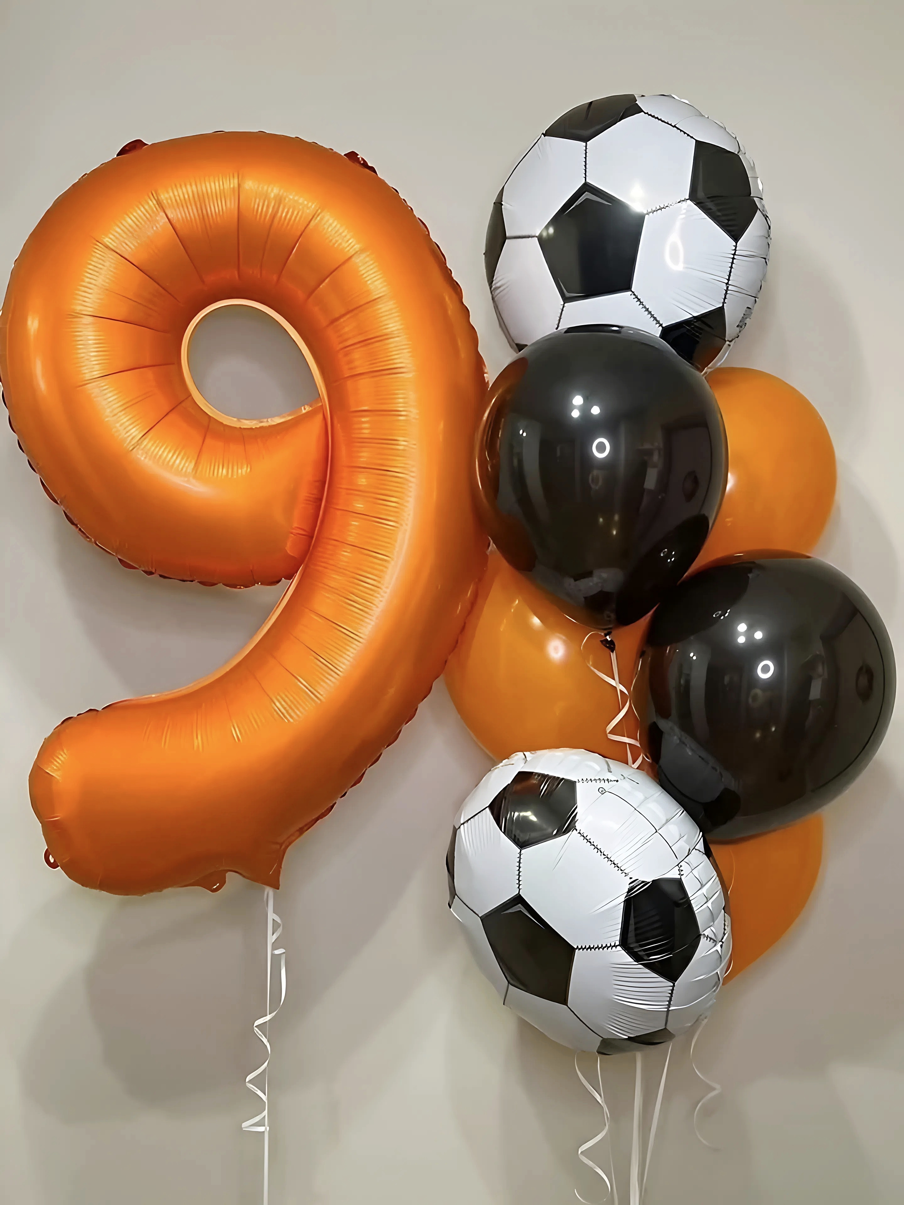 Футбольная композиция на 9 лет для мальчика с оранжевой цифрой 9 и шарами в виде футбольных мячей