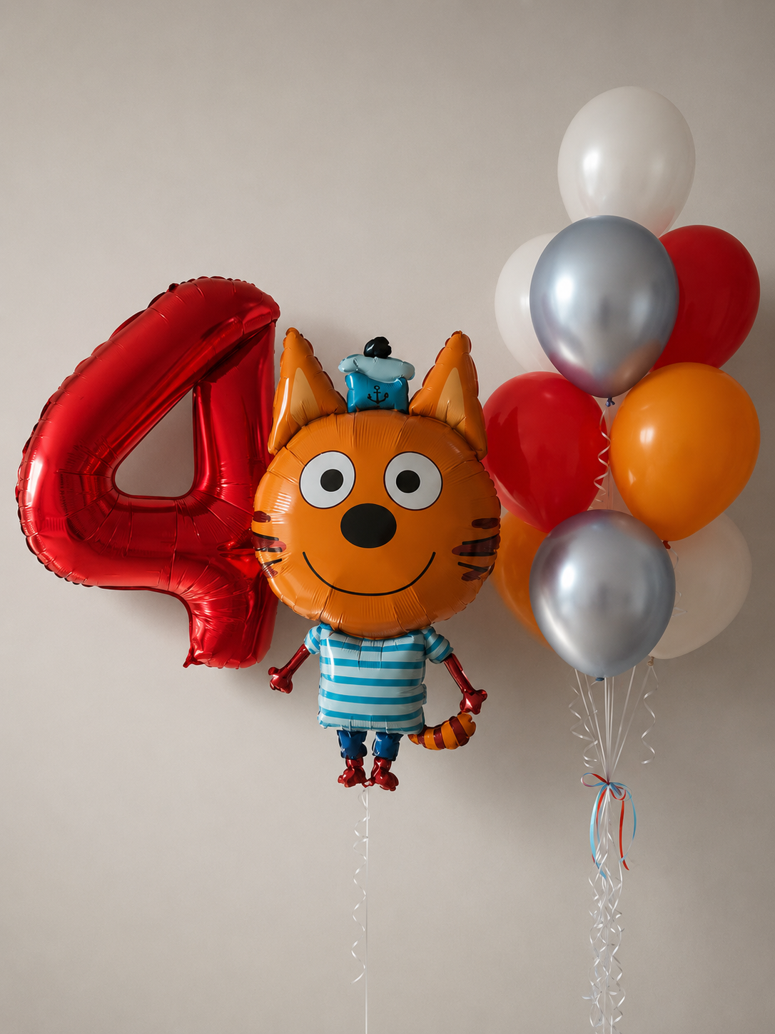 Композиция на 4 года для мальчика с красной цифрой 4, котенком из мультфильма Три кота и разноцветными воздушными шарами