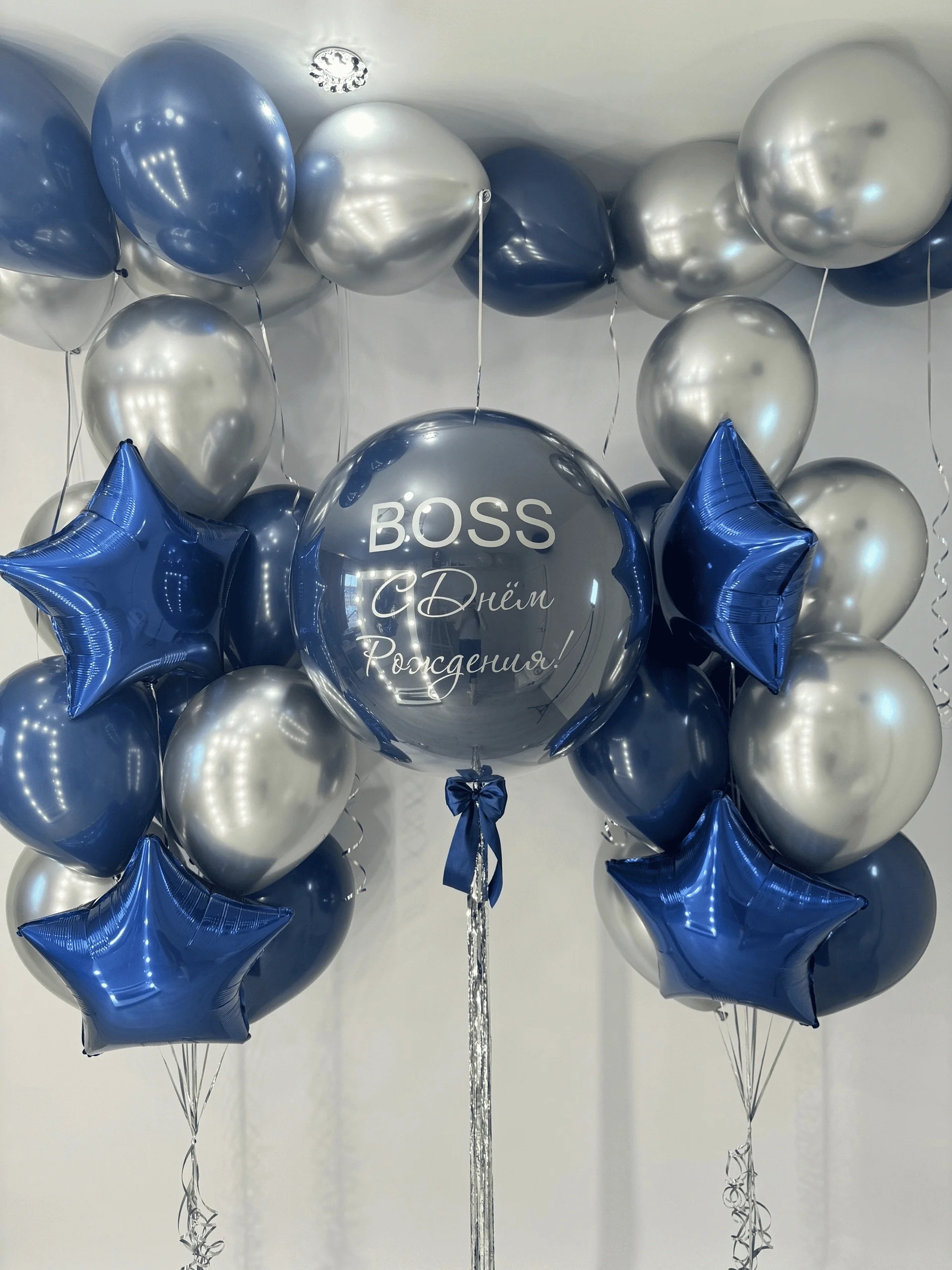 Сине-серебряная композиция BOSS с большим Bubble, звездами и шарами под потолок